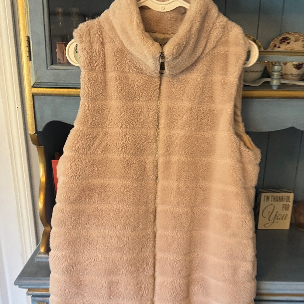Women's Cream Faux Fur Vest - Picture 7 of 9